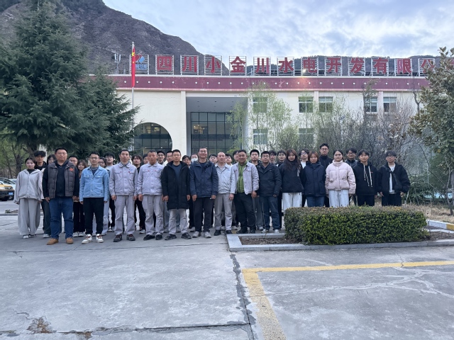 图为师生抵达实训基地